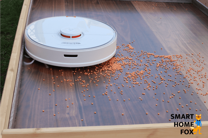 Roborock S7 пылесосит вдоль плинтусов.